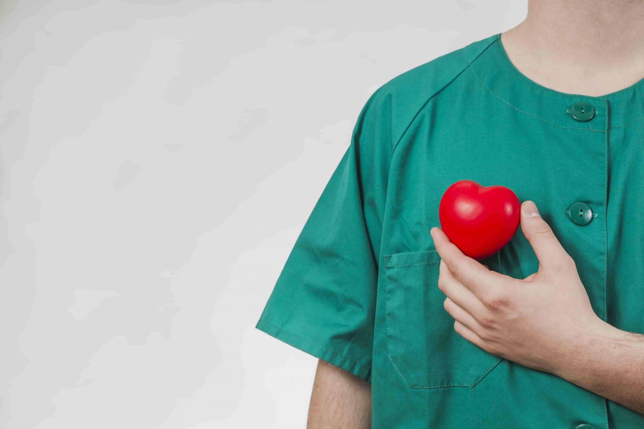 enfermero enseñando un corazón de plástico corazón enfermero